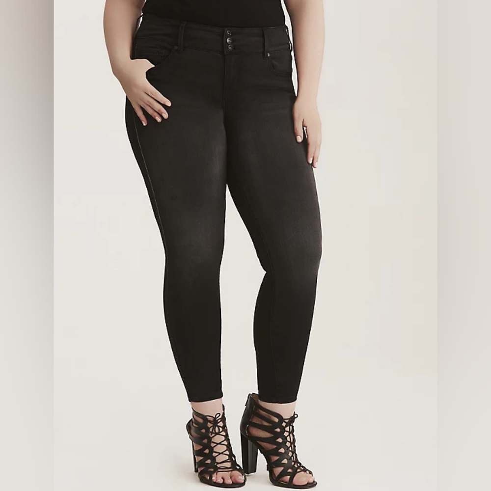 22R - Torrid | SUPER STRETCH SKINNY JEGGING - Black Demim